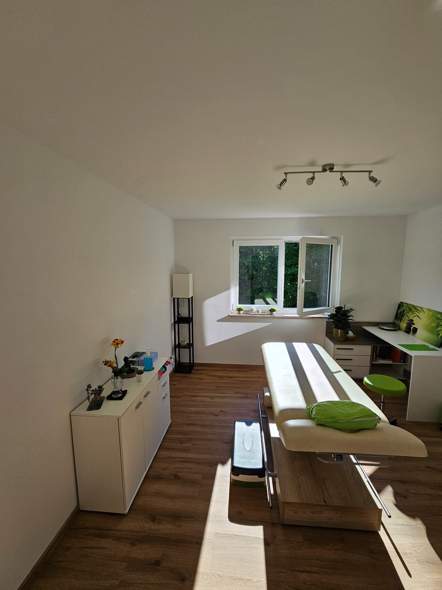 Wartebereich mit Sitzgelegenheiten